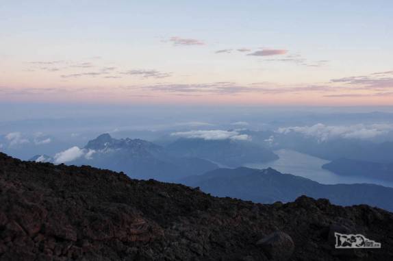 O dia começa a clarear e podemos ver a paisagem grandiosa que nos cerca nas alturas das encostas do vulcão Lanín, na região de Junín de Los Andes, no sul da Argentina